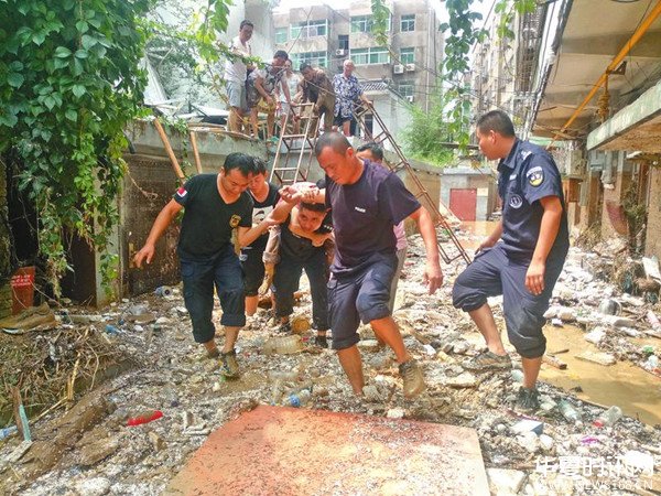 陕西省榆林市暴雨成灾公安民警及武警部队闻警即动众志成城抢险救援