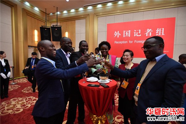 中国共产党第十九次代表大会新闻中心举行酒会欢迎中外记者