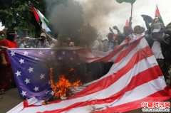 印尼抗议者在美驻印尼大使馆前焚烧美国国旗