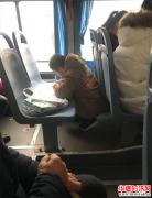 一小学生公交车座位上写作业，看着让人心疼！