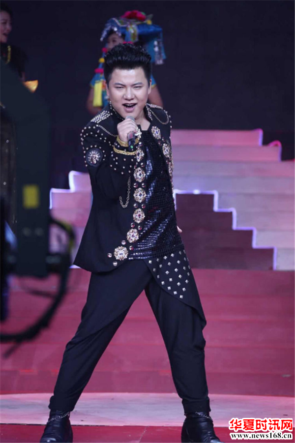歌手王墨，被誉为"海豚音王子"。2009年中央电视台《星光大道》 周冠军、五月份月冠军、年度总决赛第四场分赛亚军