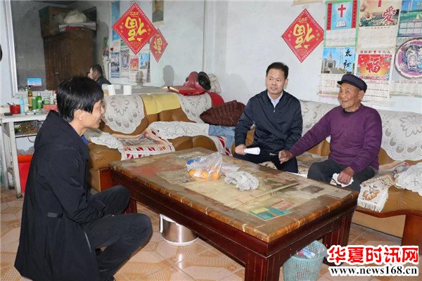 博兴县委常委、政法委书记张立山到兴福镇走访贫困户