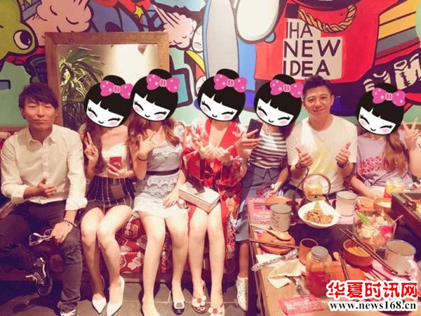 　　华夏时讯网：11月27日晚，照片里的陈羽凡穿着黑色毛衣内搭白色衬衫，状态看起来相当不错。胡海泉也出境了，据说，两人白天先一起录的节目，随后又和朋友们一起聚餐。第二天，陈羽凡就因吸毒被北京警方抓获，不禁令人唏嘘。