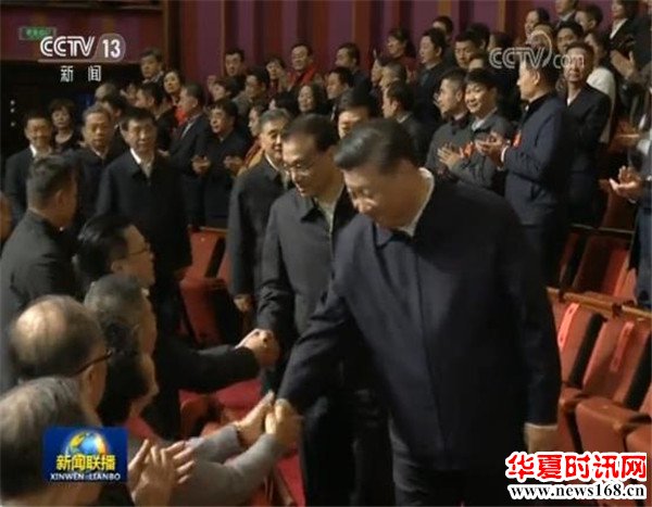 习近平主席与李克强总理和观众握手