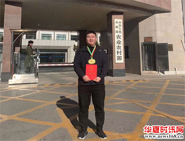 石宇锋，陕西省高级职业农民，渭南绿盛现代农机专业合作社理事长。
