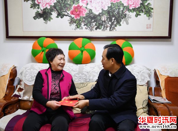 济南市市中区区委书记韩永军走访慰问老党员、生活困难党员和生活困难职工
