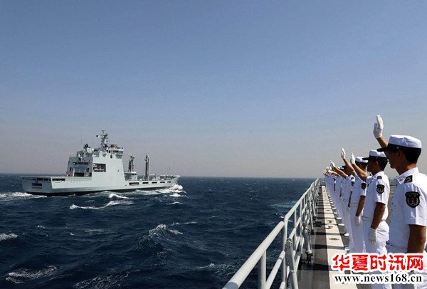 中国海军昆仑山舰接受检阅