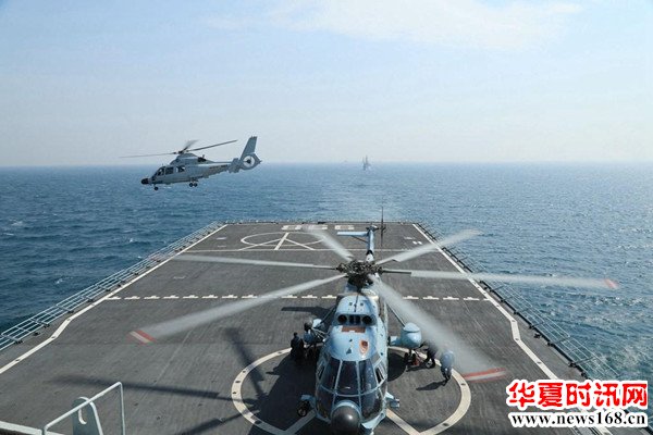 中国海军昆仑山舰直升机起飞 薛成清摄 