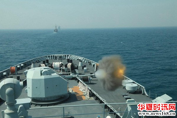 中国海军昆仑山舰主炮对海射击