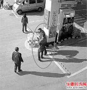 杭州一男子加油站出入口抽烟 被加油站员工拿灭火器狂喷