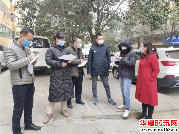 凤县县委组织部干部在居民小区开展入户排查工作