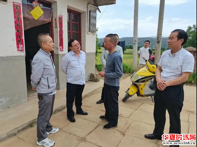 陇县个私协会边彦荣会长与镇领导一同走进曹家湾入户走访特殊困难家庭