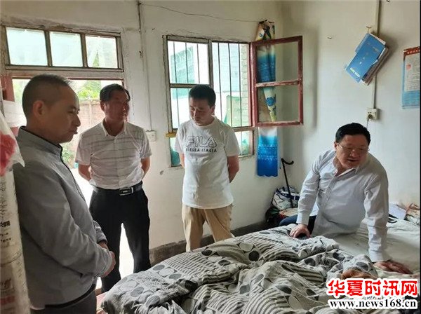 陇县个私协会边彦荣会长与镇领导一同走进曹家湾入户走访特殊困难家庭