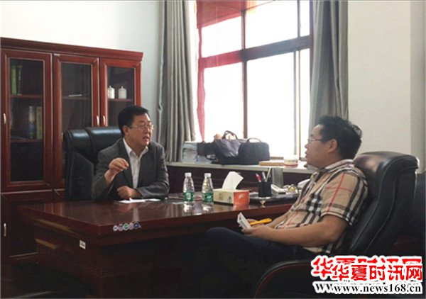 延安大学党委副书记田伏虎接受了西部新闻网总编辑张龙的专访