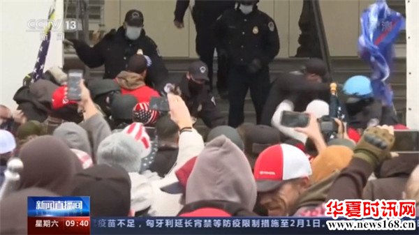 美国警察对待示威者的双重标准？“国会陷落”撕破美国民主的面具