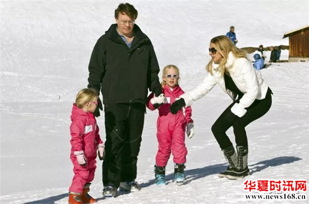弗里索王子与玛贝尔一家四口滑雪度假