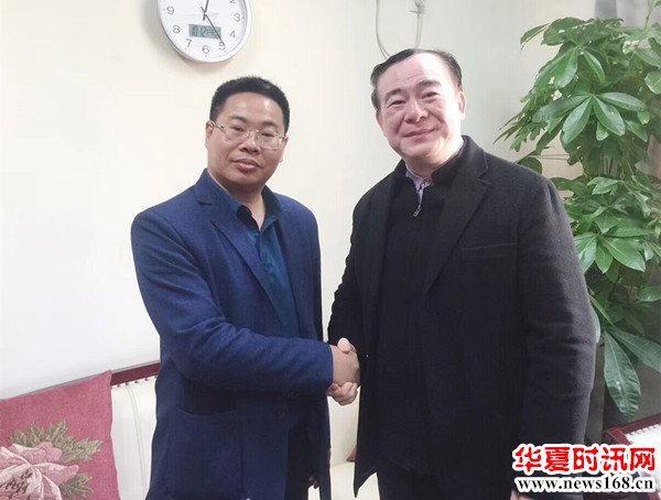西部新闻网总编辑张龙和著名指挥家、中央音乐学院院长俞峰