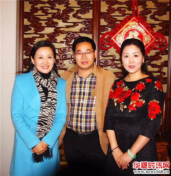 西部新闻网总编辑张龙和戏曲梅花奖得主惠敏莉(左)和侯红琴(右)