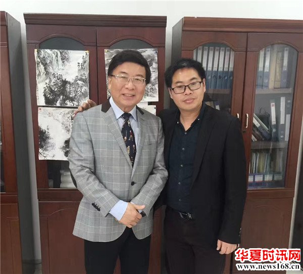 央视著名主持人韩乔生和西部新闻网总编辑张龙