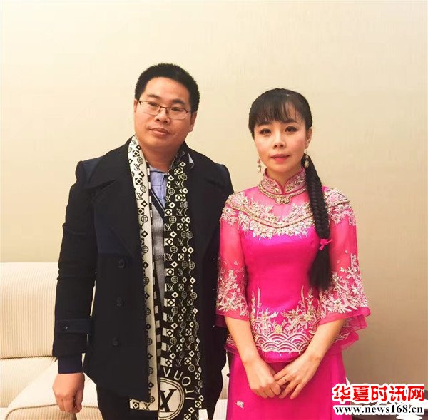 西部新闻网总编辑张龙和青年民族歌唱家王二妮