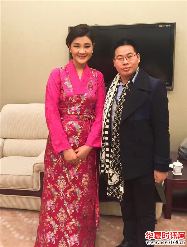 藏族歌手降央卓玛和西部新闻网总编辑张龙