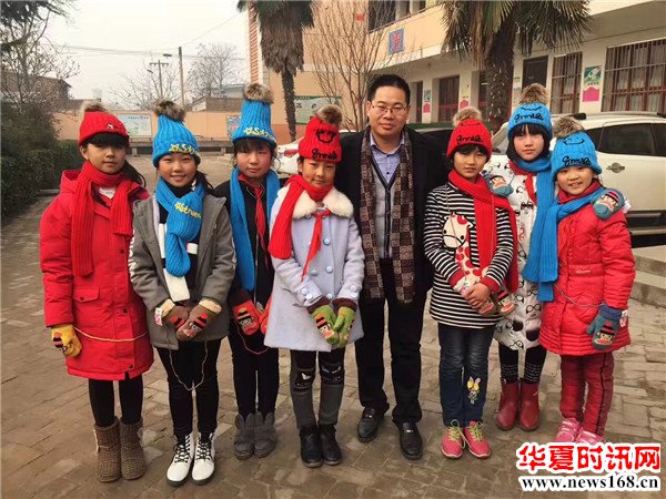 西部新闻网总编辑张龙和他捐助过的孩子们