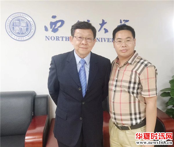 中华人民共和国商务部原部长陈德铭和西部新闻网总编辑张龙
