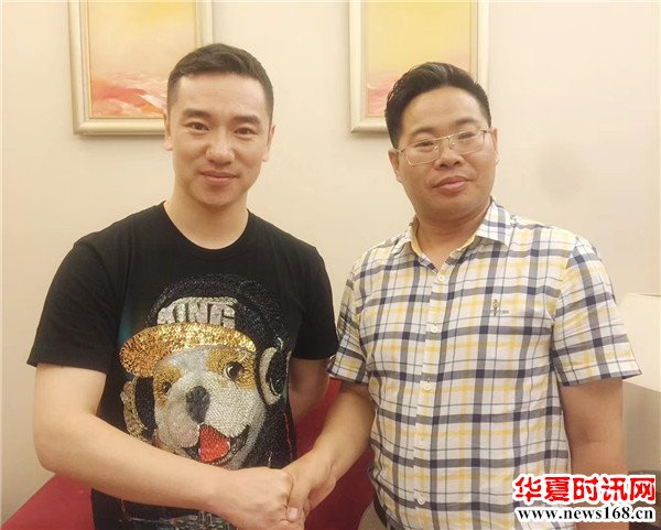 中国内地男歌手王琪和西部新闻网总编辑张龙