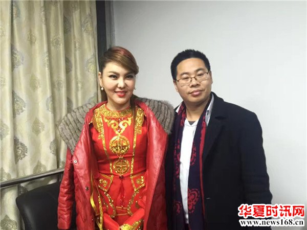著名歌手乌兰图雅和西部新闻网总编辑张龙