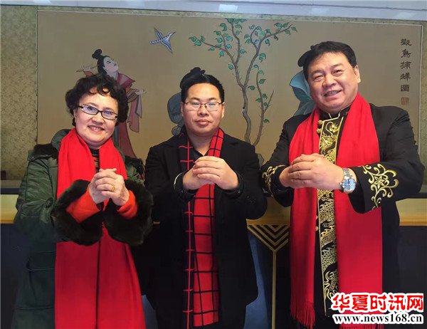 西部新闻网总编辑张龙和著名歌唱家冯健雪(左)和米东风(右)