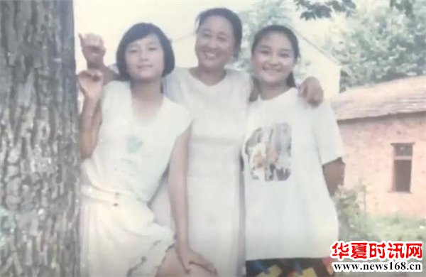 贾玲的母亲李焕英和姐姐贾丹
