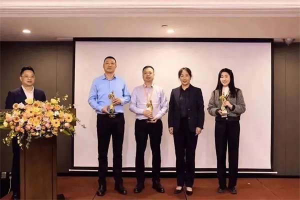 省工商联党组成员、秘书长王彩凤为商会2022年度优秀副会长颁发奖杯