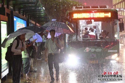 5月8日，广州城区受强雷雨云团影响，在下班高峰期下起暴雨。中新社记者 陈骥旻 摄