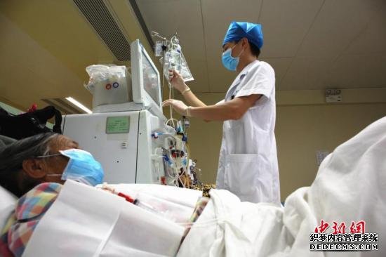 资料图：5月10日，国际护士节临近，广西柳州市工人医院男护士们在医院里护理病人。朱柳融 摄