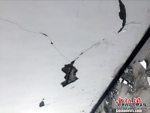 地震致塔县人民医院墙体裂缝。