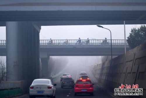 资料图：河北遭遇严重雾霾天气。 中新社记者 翟羽佳 摄