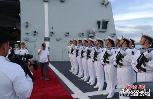 5月1日，菲律宾总统杜特尔特登上正在菲国南部城市达沃访问的中国海军长春舰参观。图为杜特尔特总统检阅仪仗队。 中新社记者 张明 摄