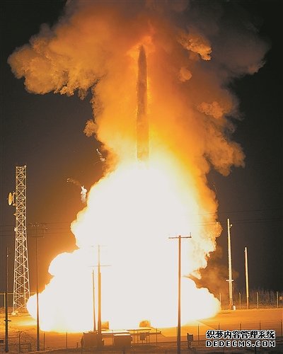 美国“民兵”III型洲际弹道导弹发射场景。