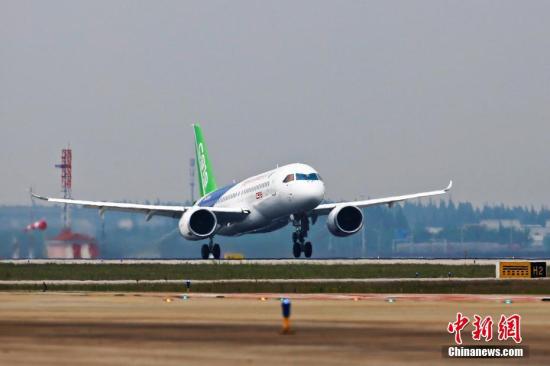 5月5日下午2时许，首架国产大飞机C919在上海浦东机场4号跑道成功起飞。根据计划C919首飞时间在90分钟左右，试飞员将首次评述飞机的操稳特性、起飞着陆性能、动力装置和驾驶设备等工作情况。杨骏 摄