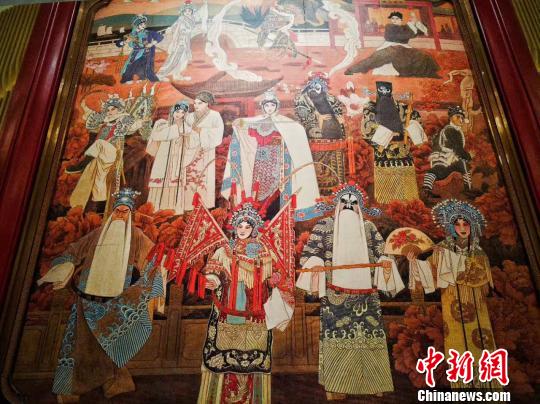 第八届中国京剧艺术节在南京开幕，江苏大戏《青衣》敲响“第一锣”。　吴小宝 摄