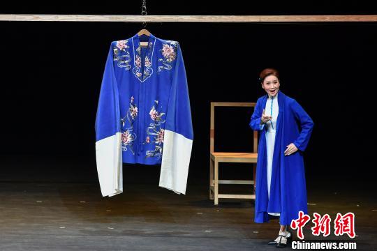 第八届中国京剧艺术节在南京开幕，江苏大戏《青衣》敲响“第一锣”。　泱波 摄