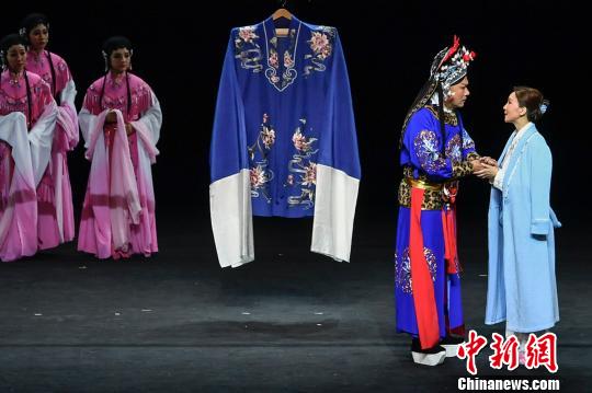 第八届中国京剧艺术节在南京开幕，江苏大戏《青衣》敲响“第一锣”。　泱波 摄