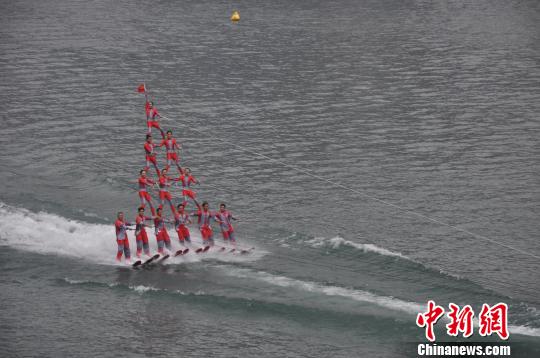 中国队表演水上叠罗汉。　陈茂霖 摄