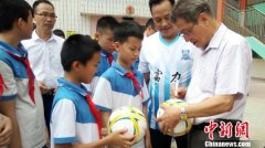 足协副主席走进粤东渔村小学 鼓励同学热爱足球
