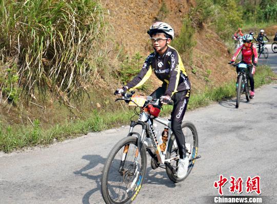 参加挑战赛年龄最小运动员黄天玥(女、13岁)。　唐梦宪 摄