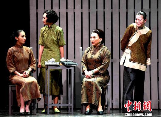 香港版话剧《金锁记》在福州的福建大剧院惊艳上演。　记者刘可耕 摄