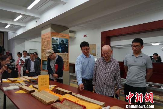 北京木刻版蒙古文藏文古籍珍品展今日亮相。　马海燕 摄