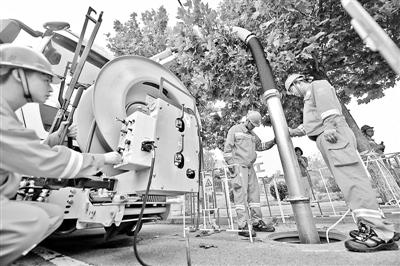国网北京市电力公司首次使用智能化的大功率联合吸污排涝车 摄影/本报记者 郝羿
