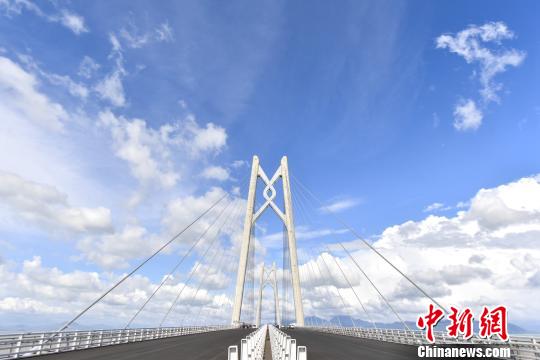 世界最长跨海大桥港珠澳大桥主体工程今日贯通 陈骥旻 摄