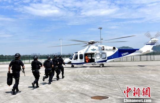 图为：公安特警准备登上直升机。　周尔博(通讯员) 摄